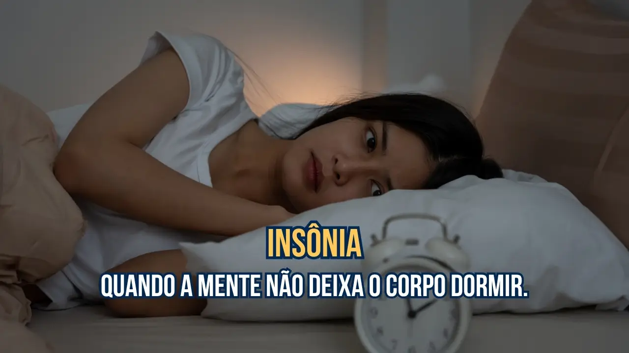 Pessoa com insônia deitada na cama