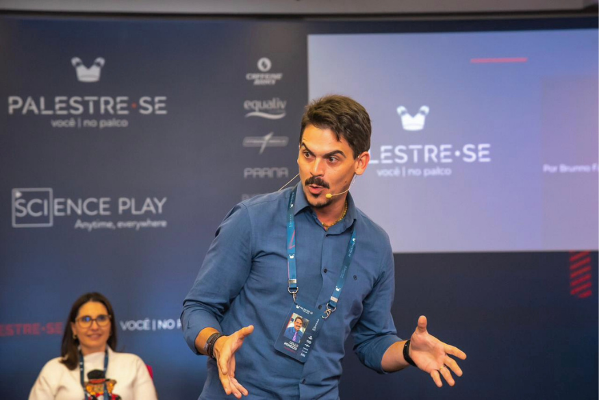 Cello Menezes falando em um evento sobre gestão, saúde e automação