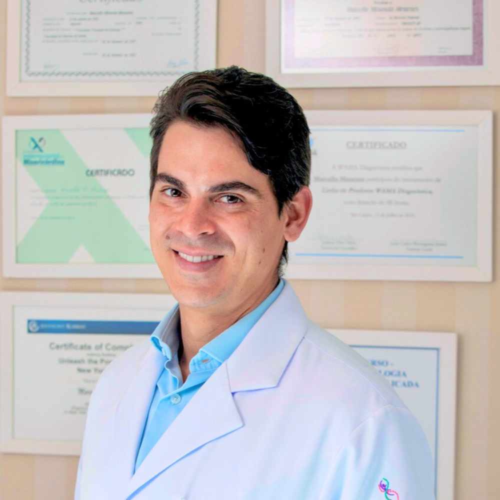 Dr. Cello Menezes realizando atendimento no consultório de acupuntura.