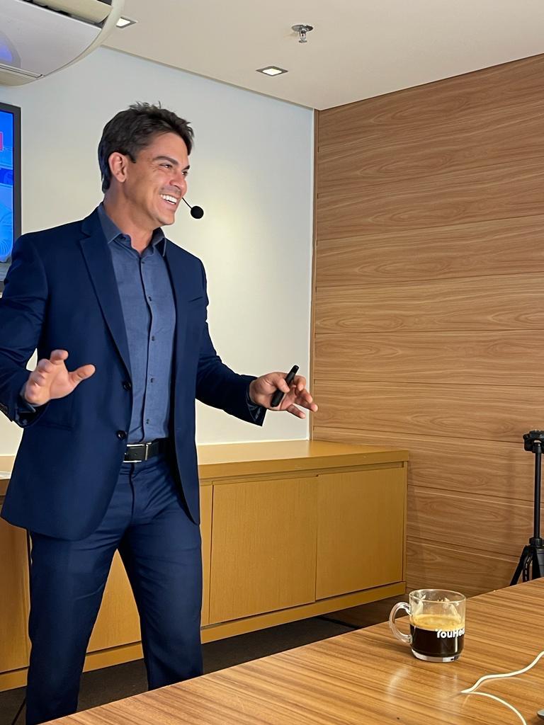 Cello Menezes em palestra e atendimento integrativo