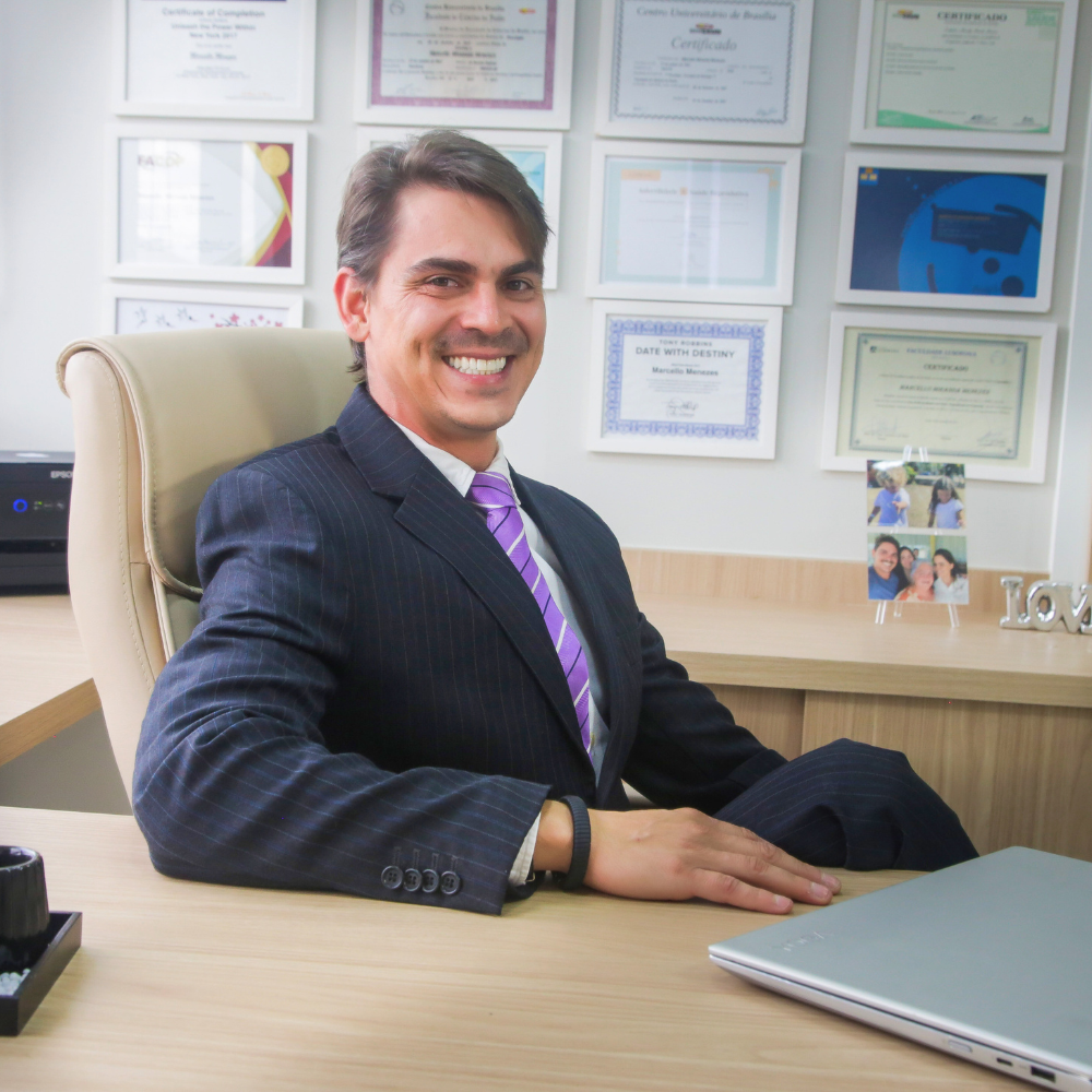 Dr. Cello Menezes no consultório, durante atendimento em psicoterapia