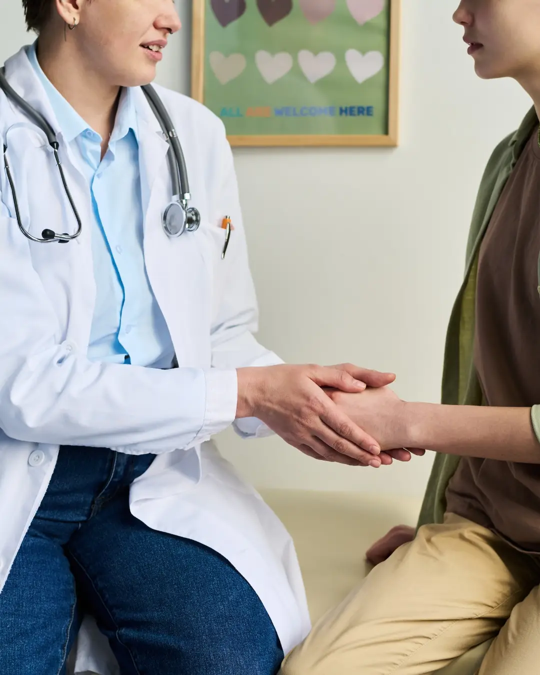 Profissionais de saúde estudando ou atendendo pacientes