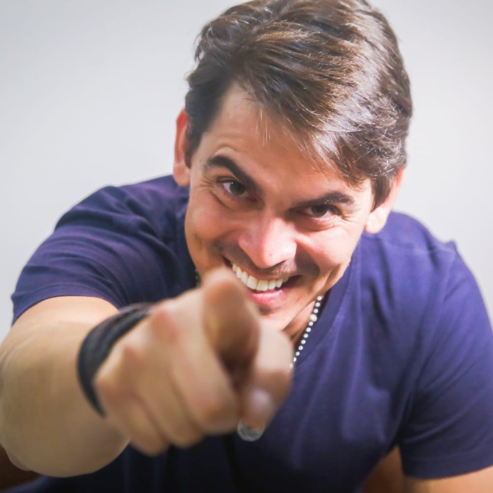 Dr. Cello Menezes apontando para frente